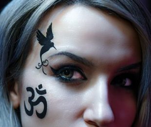Falsches Tattoo im Gesicht. Vogel-Tattoo neben dem Auge.