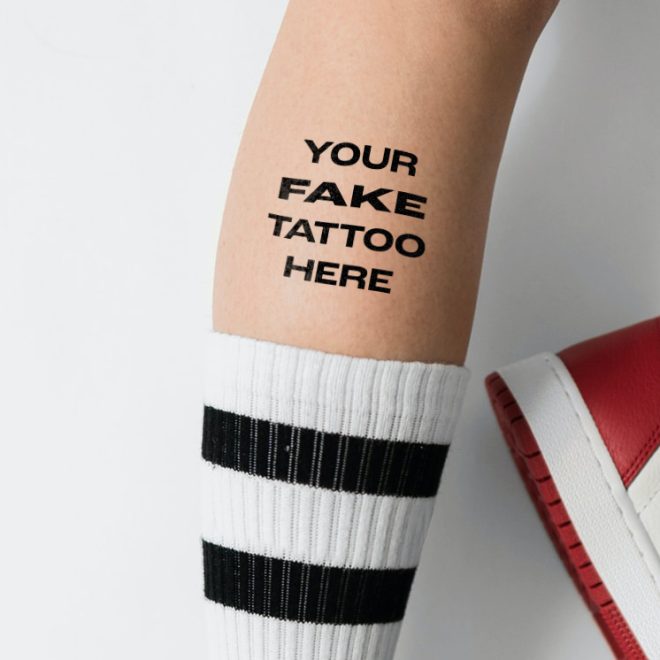 Tätowierung am Bein, schwarze Tätowierung mit Text am Bein und Fuß. Fake Tattoo Here temporäre Tätowierung von Like ink.